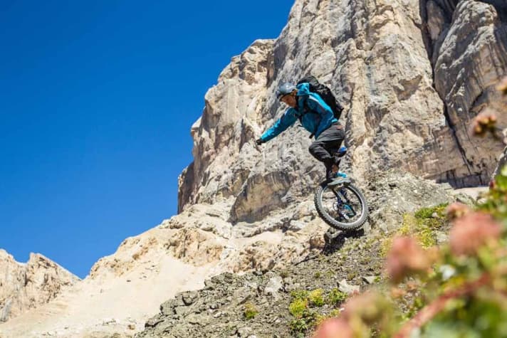   Spektakuläre Szenen spielen sich beim Einrad-Downhill ab.