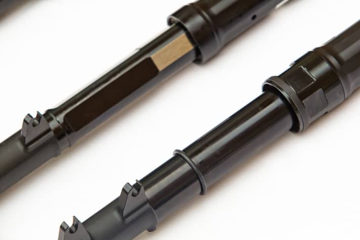   Nur im unteren, sichtbaren Bereich ist die 2013er-Gabel rund statt viereckig (rechts). Das Innenleben, im Bereich der Nadellager, behält den Vierecks Querschnitt. Die neue Dichtung, erstmals möglich durch den runden Querschnitt, macht den Faltenbalg verzichtbar.