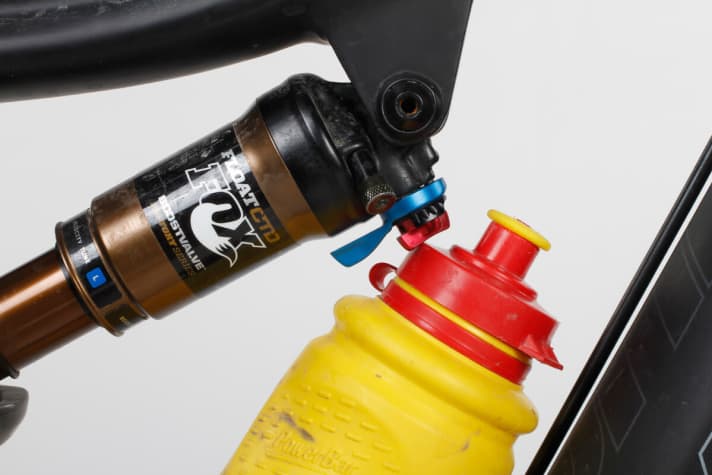   Transalp without a water bottle? Impossible! Only a 0.5 litre bottle fits in the Scalpel. Larger bottles hinder the handling of the shock.