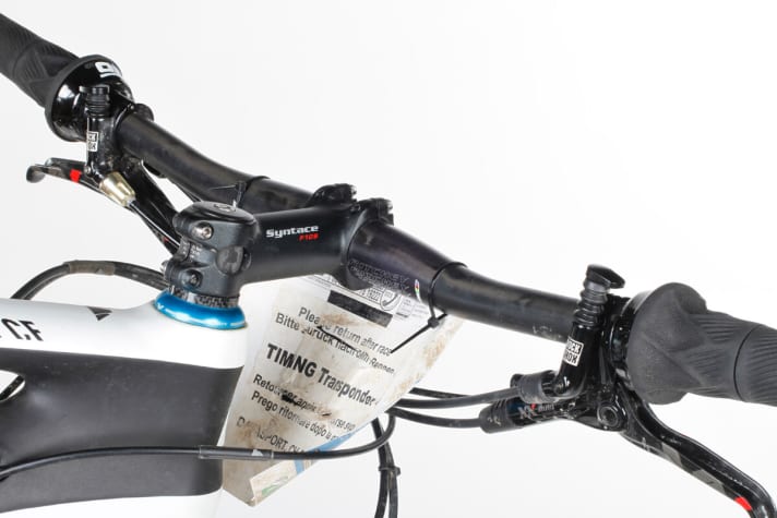   Canyon präsentiert das perfekte Race-Cockpit. Mit Drehgriff-Shiftern und zwei X-Loc-Hebeln kann man blitzschnell auf jedes Terrain reagieren.