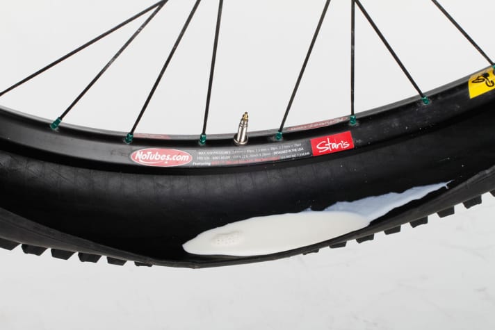   Die Reifen tubeless fahren: Schlauch raus, Milch rein.