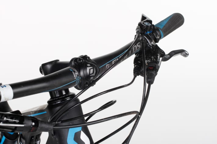   Top Cockpit mit breitem Lenker und guter Ergonomie. Die linke Hand bedient den Twinloc-Fahrwerkshebel und herrscht damit über den Fahrkomfort.