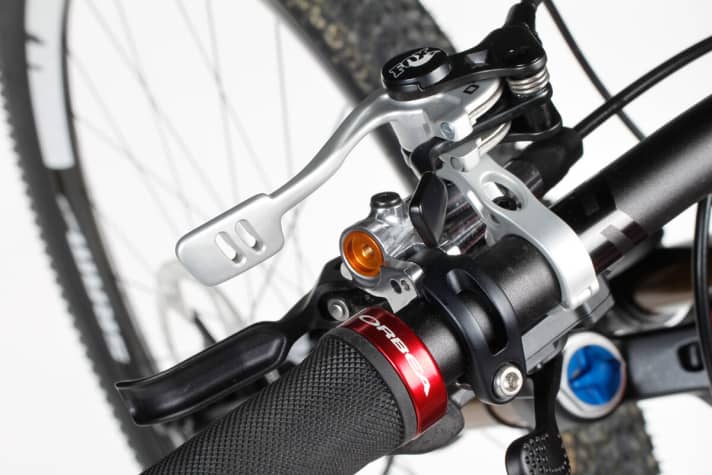   Über den ausladenden Hebel lässt sich das Fox-Fahrwerk vom Lenker aus straffen oder komplett blockieren. Das flache Cockpit trägt zur sportlich gestreckten Sitzposition bei.