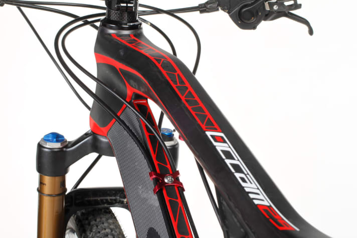   Gedanken gemacht: Die Zugverlegung verläuft komplett geschlossen und scheuert nicht am Rahmen. Dessen Formsprache ist außergewöhnlich, er hat eine große Überstandshöhe.