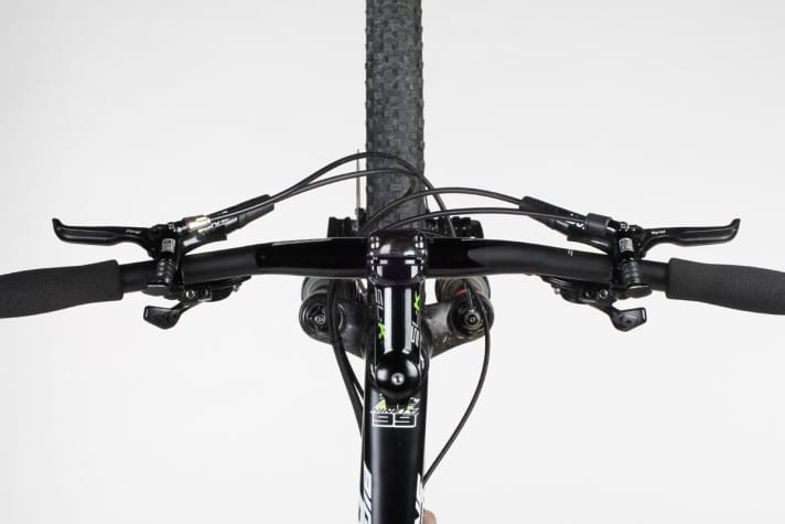   Tidy cockpit with two hydraulic lockouts (X-Loc) for the RockShox suspension. At 670 mm, the handlebars are too narrow for a twentyniner.
