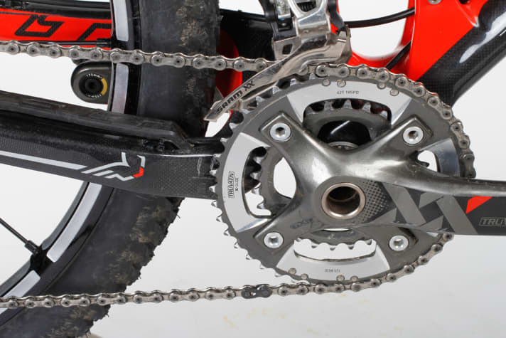   Die SRAM-XX-Gruppe drückt das Gewicht. Allerdings schreckt die 42/28-Kurbel jeden Hobby-Radler ab. Da hilft auch die 11-36 Kassette wenig. Gut: Kettenabweiser innen gegen Chainsuck.