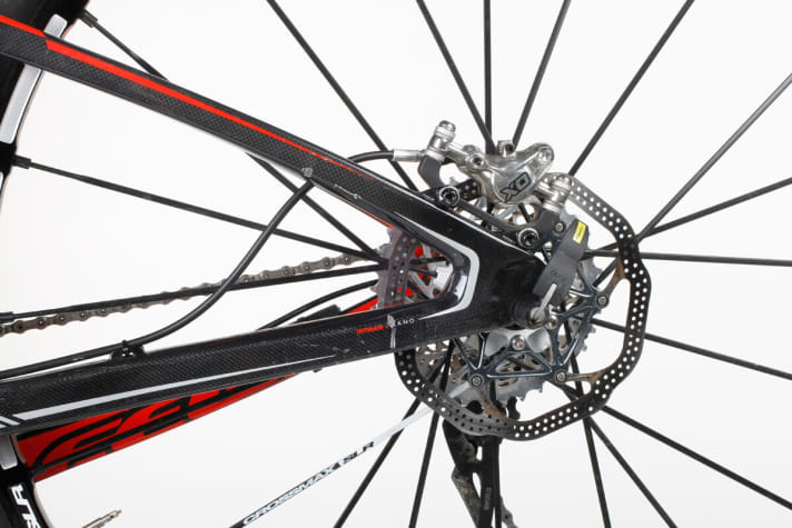   Im Hinterbau verzichtet Felt auf ein Gelenk, das spart Gewicht. „FAST “ nennt die Marketing-Abteilung dieses System. Es soll das Ansprechverhalten verbessern.