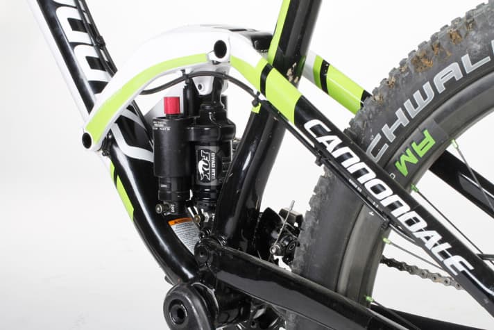   Breite Abstützung des Hinterbaus, großvolumige Achsen, der mächtige Zweikammer-Dämpfer sorgt für einen tiefen Schwerpunkt. Der kurze Federweg ist sportlich straff.