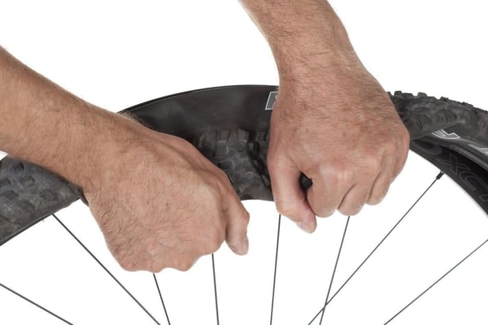 Then pull the tyre forwards off the rim. This technique works with narrow CC tyres through to fat downhill tyres. Depending on the tyre and rim combo, you will need a little more force. Experience has shown that you need a lot of finger strength for tubeless tyres.