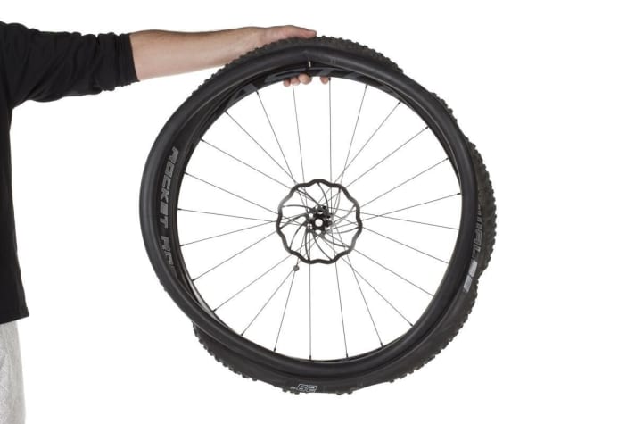 Caution!   If you are not sure where the hole in the inner tube is coming from, you must remove the tyre. To do this, leave the tyre with one side in its original position on the rim and look for the hole in the inner tube. Once you have found it, you can search for shards, thorns or other causes at the corresponding position on the tyre and remove them. This saves time searching and the new inner tube stays intact!