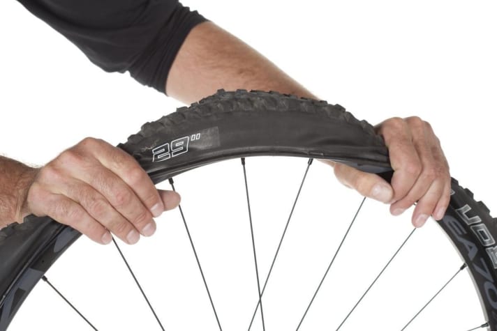 Mounting the tyres For the last piece, turn the wheel over. Pulling with all fingers gives you significantly more force than with just your thumbs.