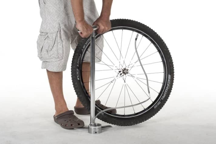 Inflate the tyre to a good one bar and align the tyre again; you can now inflate the tyre to the correct pressure.