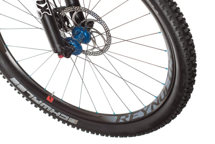   The top model SLT shows what is possible in terms of weight on a 29er, with the wheels weighing just 3.8 kilos. However, the equipment is somewhat impractical: the telescopic seat post is missing.