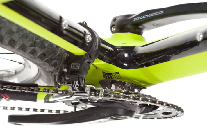   Ein Blech am Tretlager schützt die Kohlefaser vor der Kette.