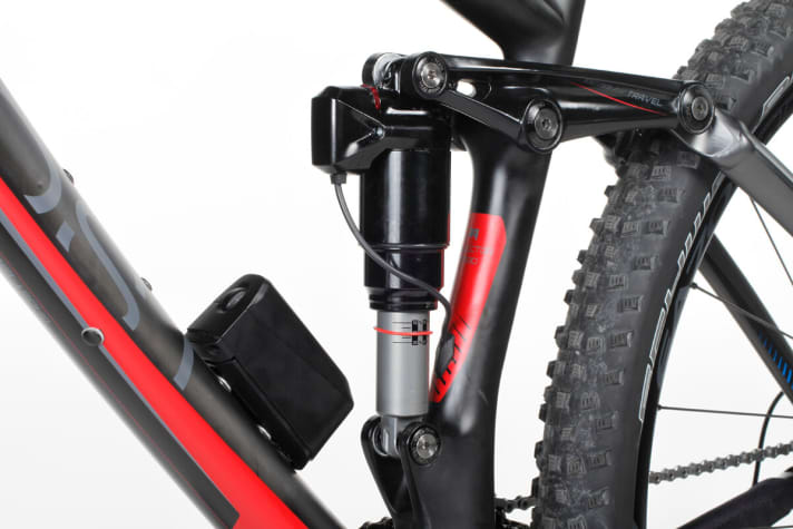   Der Akku sitzt unterhalb des Flaschenhalters. Die elektronische Ansteuerung des Dämpfers ist kompakt und braucht nur ein Kabel – im Prinzip eine simple, aber effektive Lösung.