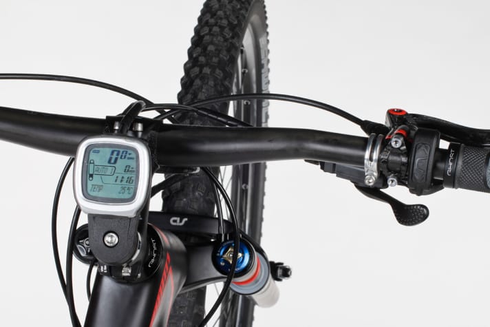   The right thumb is used to remotely control the display, which is a bike computer and suspension control in one. This solution also works well, but is difficult to read on the trail.
