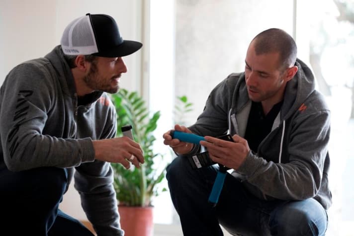   Fabien Barel und Timor Simai fachsimpeln über den nötigen Grip am Lenker.