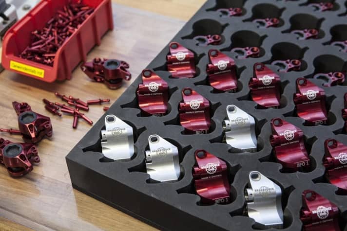 A story like a fairy tale: Thirteen-year-old bike freak Jakob Lauhoff has a clever idea for a brake. Years later, Frank Stollenmeier, the producer of the Captain Bluebear series, hears about it and founds Brake Force One with Lauhoff.