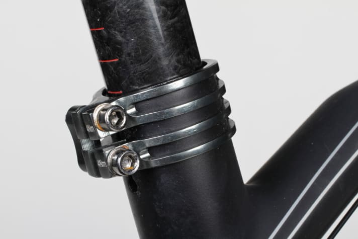   Wenn die Klemmung mit zwei Schrauben wenigstens besser halten würde als mit einer. Tut sie aber nicht, ist nur umständlicher.