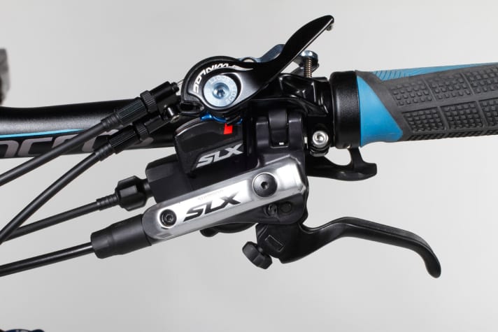   Der Lenkerhebel steuert gleichzeitig Dämpfer und Gabel an, das halten wir für nicht optimal. Eine separate Gabeleinstellung wäre uns lieber.