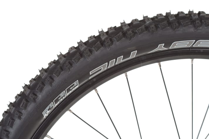   Die hochwertige Evolution-Version von Schwalbe hat speziell bei Nässe mehr Grip und rollt leichter. Außerdem montiert am Bulls Copperhead.