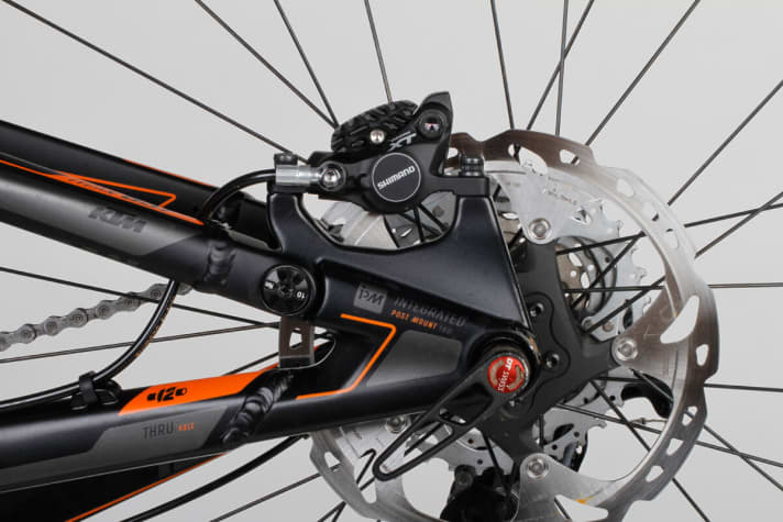   Der hydro-geformte Alu-Rahmen des KTMs protzt mit aufwändigen Formen und Carbon-Look. Die Bremsaufnahme wurde im Ausfallende integriert und ist Teil der Kettenstrebe.