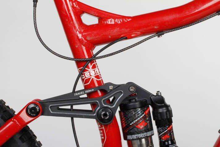   The lightweight frame of the Maxx concentrates on the essentials. Details such as the two-part rocker and the odd moulded set are functional, but not visual highlights.