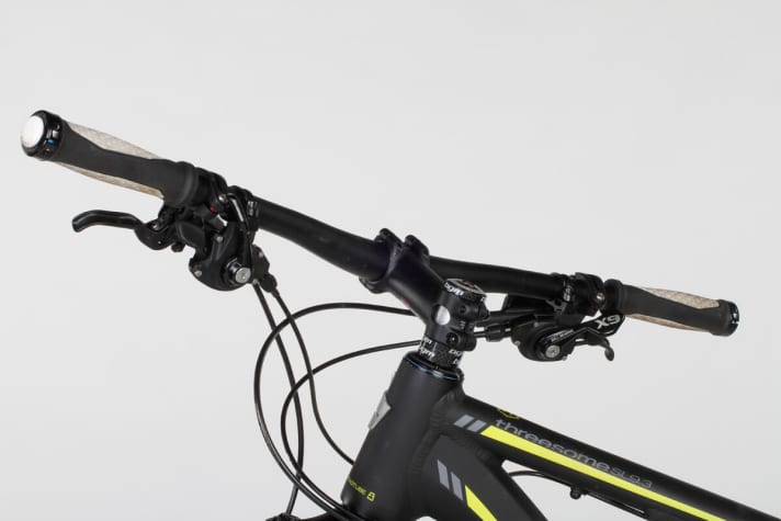   Der 90er-Vorbau passt nicht optimal zum laufruhigen Charakter mit flachem Lenkwinkel. Etwas kürzer und den Lenker eine Idee breiter würde das Handling positiv beeinflussen. Die Griffe sind unbequem.