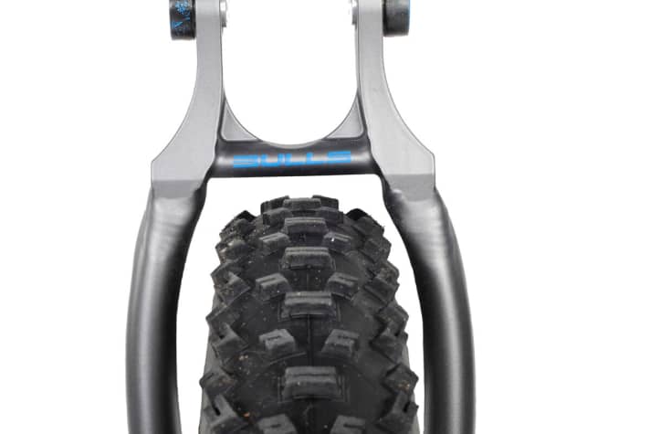   Das Hinterrad sitzt nicht mittig im Rahmen, wodurch sich die Reifenfreiheit beim ohnehin engen Hinterbau nochmals verknappt. Schlecht bei schlammigen Bedingungen.