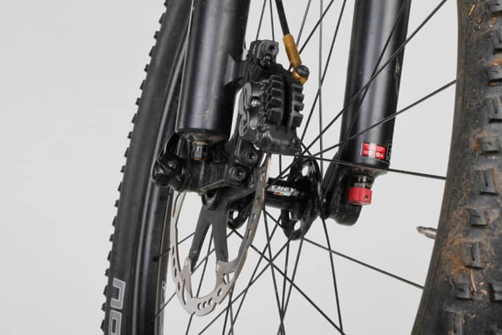   A solid brake anchor with large discs ensures maximum control on the Cagua. The narrow Ritchey WCS wheels with filigree hubs are not yet standard equipment.
