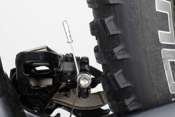   The chainstay measures just 430 millimetres, making for easy handling. However, this means that the distance to the front derailleur is extremely small, even with 2.35 mm Nobby Nics.