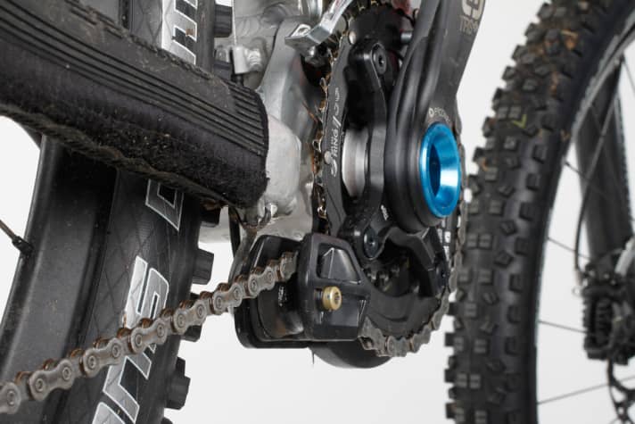   Volle Kontrolle bergab. Das Rotwild kommt mit Zweifach-Garnitur (36/22 Zähnen) und einer Kettenführung mit integriertem Bashguard. Das entlastet die Zahnfee.