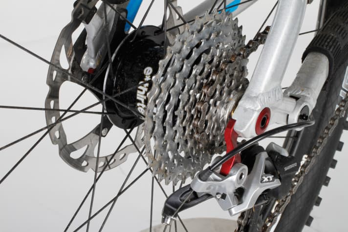   The E1 is fitted with E13 hubs in Coke can format. The shorter spokes are intended to bring more stiffness to the wheel. In addition to the direct mount derailleur hanger for Shimano, there is also a SRAM version.