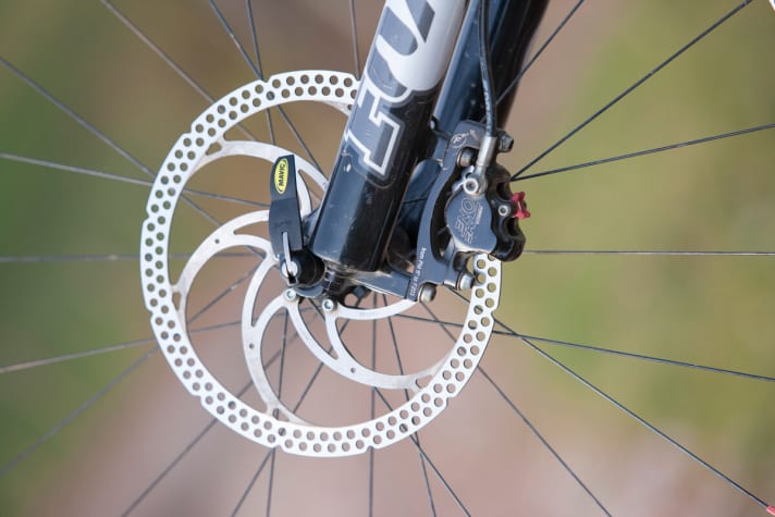   The squealing of the brakes made the hairs on the back of Dominik's neck stand on end. Changing the brake pads was also a fiddly job.