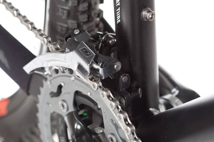 Auch für 1000 Euro kann man einen modernen Rahmen erwarten: mit Direct-Mount-Umwerfer und konifiziertem Steuerrohr. | r.