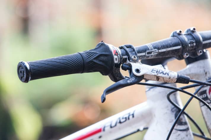   Engstelle: Das Nachrüsten der X.0-Drehgriffe zog ein Platzproblem nach sich. Die Verstellschraube der Bremshebel stand dem Shifter etwas im Weg.