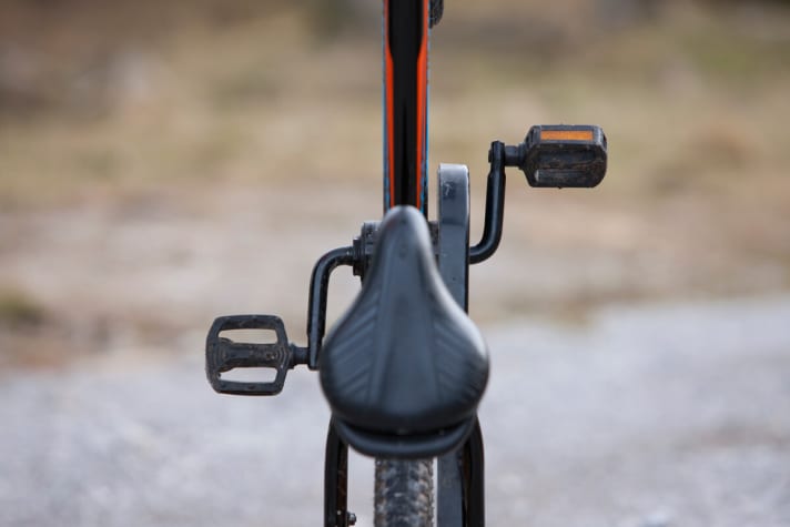   Ein Tritt wie ein Cowboy: Mit den breit bauenden Kurbeln besteht nie die Gefahr, dass die Knie aneinanderstoßen. Es störte Pepe aber nicht.