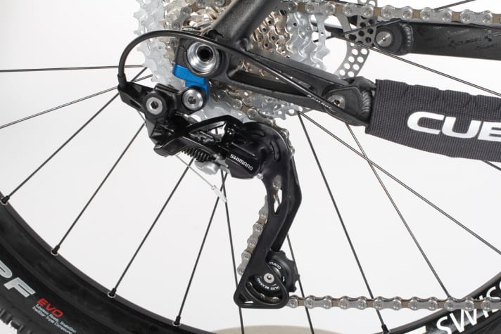   Der Schlagschutz aus Carbon ist eine nette Idee. Noch sinnvoller ist aber das Shadow-Plus-Schaltwerk für hohe Kettenspannung. Klappert weniger.