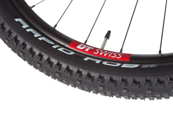   It is not the profile of the Rapid Rob that lags behind the tyres of the competition, but the cheaper tyre compound. Little grip in the wet.
