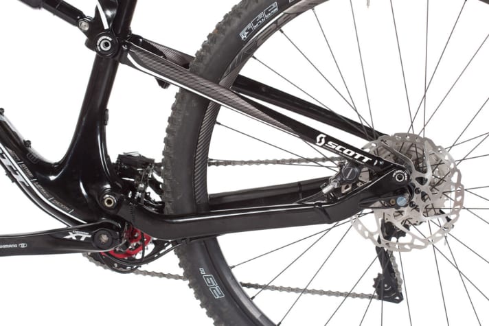   Scott combines the carbon main frame with an aluminium swingarm. As usual with the Genius, there are three suspension modes to choose from via the handlebar lever.