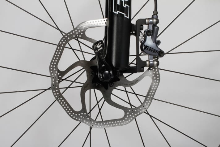   Large brake discs (at least 180 mm, here 200 at the front) and levers with external adjustment are standard in this class.