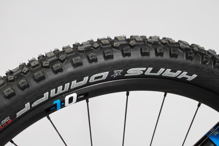   The fat 2.25-inch Schwalbe Hans Dampf tyres are a safe bet on rocky terrain. However, there are better (faster) models in terms of rolling behaviour.