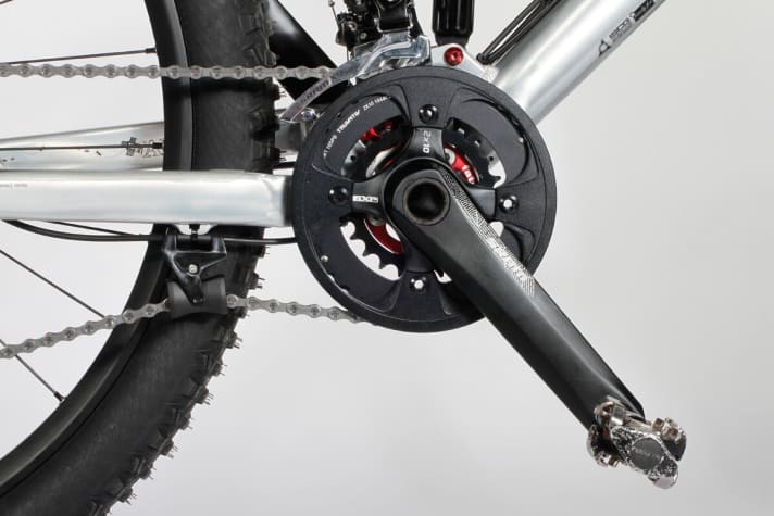   The Munich-based company equips its bike with a chain guide, bashguard and double gearing. A sensible choice for trail lovers.