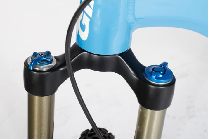   Level control plus the CTD system allow Fox forks to adapt perfectly to the terrain. However, the system does not offer a lockout.
