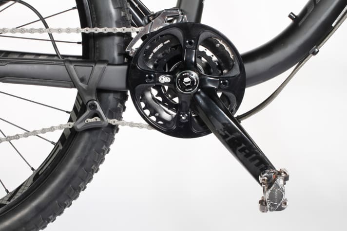   Zweifach-Kurbel mit 36/22 Zähnen, also einem echten Berggang. Die sehr geräuscharme Kettenführung macht einen guten Job.