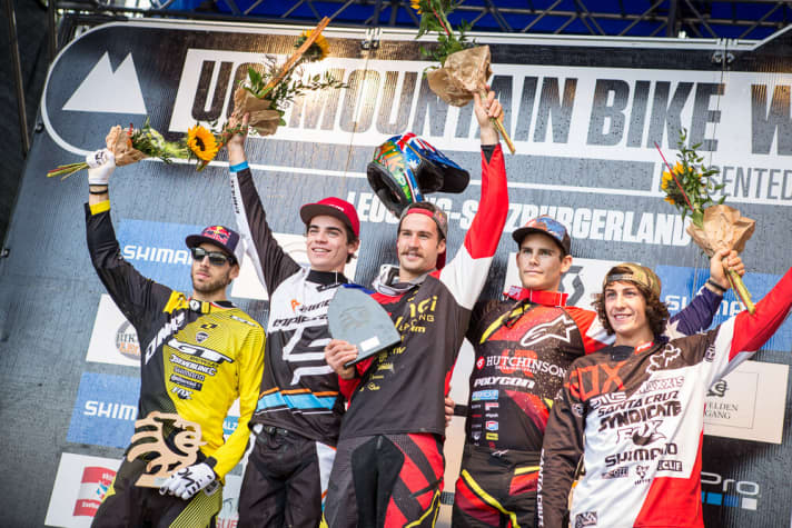   Steve Smith (centre) celebrates his victory in Leogang. The start of a season that ended with overall victory.