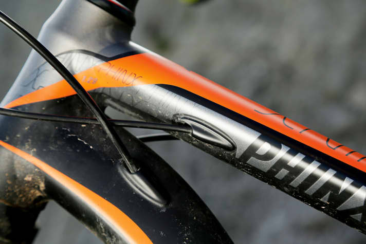   Stilvoll gekreuzt: Die Schalt- und Bremszüge verschwinden elegant im Ober- und Unterrohr des Phinx’.