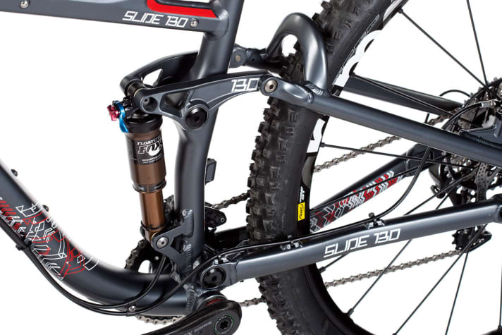   The solidly built aluminium frame weighs just under 3.3 kilos with shock. The massive reinforcements (bridge over seat stays, brake mount) certainly contribute to stability but also weight.