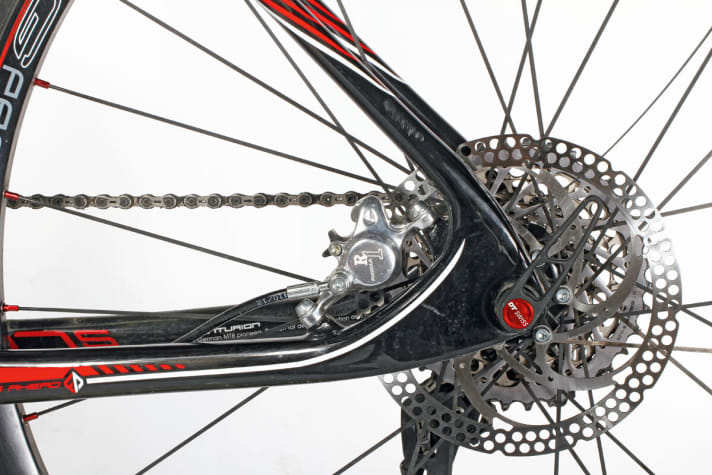   Race-ready: At 950 grams, the carbon frame is light. The brake calliper is protected in the dropout.