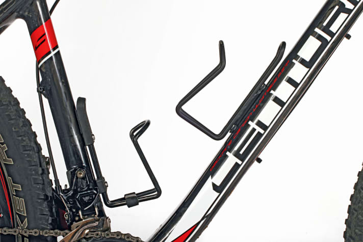   Zuverlässige Wasserträger: Sogar bei der kleinsten Rahmenhöhe (41 cm) kann man auf zwei Flaschenhalter zählen. Das macht vor allem im sommerlichen Marathon-Einsatz Sinn.